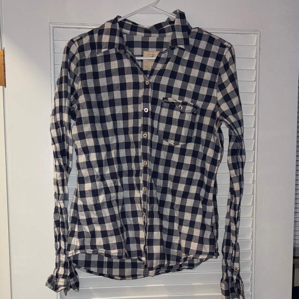 Trendy Hollister Navy and White Plaid Shirt🔥